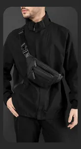 Détails d'un sac de poitrine noir imperméable avec fermetures éclair et boucles