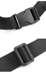 Detail van zwarte plastic gesp en verstelbare riem voor crossbodytas voor heren