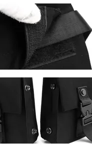 Detail van tactische tas met klittenbandsluiting, metalen drukknoop en snelsluiting gesp