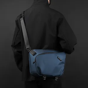 Sacoche bleu marine imperméable avec bandoulière réglable pour le sport et le travail