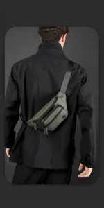 Détail du tissu imperméable vert olive et des poches zippées de ce sac banane multifonction