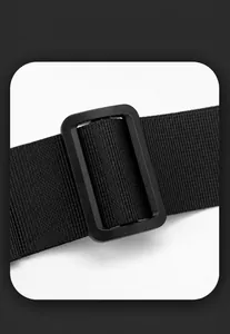 Detail eines strapazierfähigen Nylon-Schultergurts mit matter Einstellschnalle