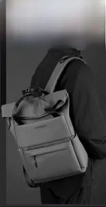 Vue détaillée d'un sac à dos gris imperméable à fermeture roll-top au style urbain