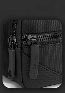 Détail du tissu texturé durable et doubles fermetures éclair avec logo de la marque