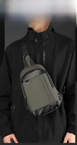 Detailaufnahme der olivgrünen Brusttasche mit Carbon-Textur und integriertem USB-Anschluss
