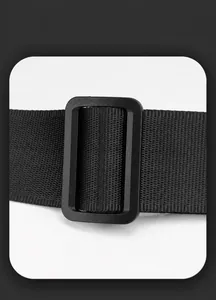 Gros plan sur la sangle en nylon noir et la boucle réglable d'un sac à bandoulière