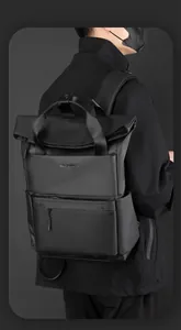 Détail d'un grand sac à dos noir imperméable avec fermeture éclair et logo de marque