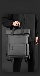 Détail du sac à dos étanche gris avec fermeture à rabat et logo WEPOWER