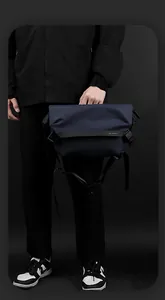 Dettaglio della borsa a tracolla in nylon blu impermeabile con fibbia e cinturino