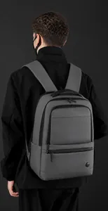 Detalle de mochila de negocios gris oscuro con tejido texturizado y correas de hombro
