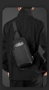 Detail der schwarzen wasserdichten Brusttasche mit USB-Ladeanschluss und Carbon-Akzenten