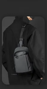 Minimalistische Herren-Brusttasche mit Carbonfaser-Textur und ergonomischem Design