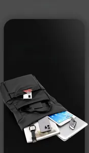 Vue macro des compartiments de rangement multicouches d'un sac à dos noir léger