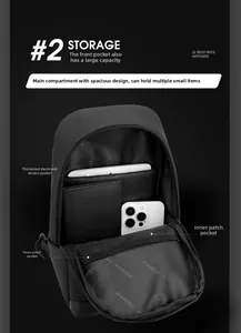 Innenaufteilung der wasserdichten Brusttasche mit gepolstertem Tabletfach und Hauptfach
