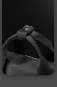 Détail du sac à dos en nylon noir imperméable avec une poignée de transport renforcée