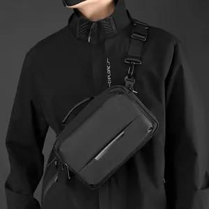 Wasserdichte schwarze taktische Umhängetasche mit verstellbarem Gurt im Techwear-Stil am Model