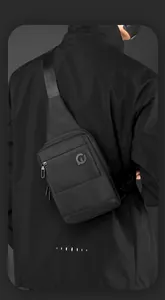 Gros plan sur un grand sac de poitrine noir avec texture tissée de haute qualité