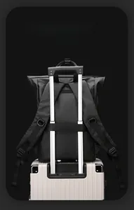 Vue détaillée du sac à dos noir avec sangle de fixation sur poignée de bagage