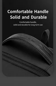Primer plano del asa resistente de la mochila negra con detalles de textura grabados