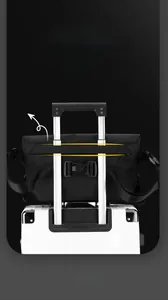 Dettaglio della borsa da viaggio con fascia posteriore fissata al manico del trolley