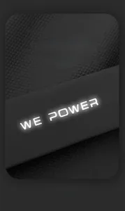 Dettaglio del logo riflettente WE POWER su borsa nera con trama a nido d'ape lucida