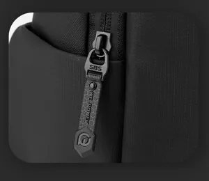 Detail von SBS-Reißverschluss und Kordelzug an schwarzer wasserdichter Brusttasche