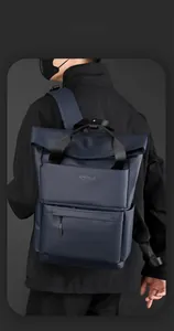 Gros plan du sac à dos bleu marine imperméable avec logo en relief et rabat