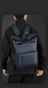 Vue arrière d'un sac à dos roll-top bleu marine imperméable porté par un mannequin