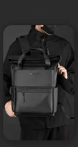 Détail du sac à dos noir résistant à l'eau avec plusieurs poches zippées pratiques