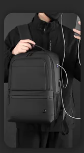 Detalle de mochila de negocios negra impermeable con puerto de carga USB y cremallera