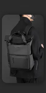 Gros plan du tissu mat imperméable et de la poignée renforcée sur le sac à dos noir