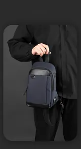 Detail der blauen Herren-Brusttasche mit USB-Anschluss und Carbonfaser-Textur