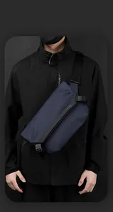 Dettaglio della borsa a tracolla blu navy con trama in tessuto e cinghia regolabile