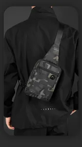 Détail du sac à bandoulière camouflage en nylon résistant et bandoulière réglable