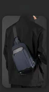 Detail der blauen Herren-Brusttasche mit USB-Anschluss und strukturierter Naht