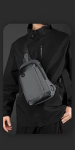 Detail der wasserfesten Tech-Brusttasche mit Carbon-Textur und externem USB-Ladeanschluss