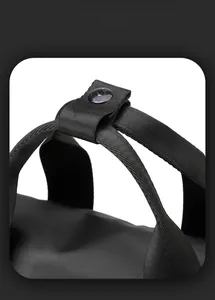Détail de la poignée renforcée avec bouton pression violet sur sac à dos noir