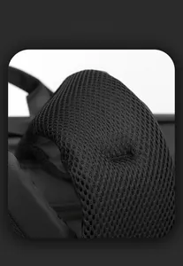 Détail du rembourrage en maille respirante sur les bretelles d'un sac à dos noir léger