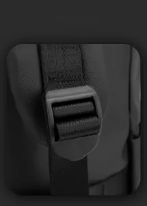 Détail des boucles mates et de la texture du tissu imperméable sur le sac à dos noir