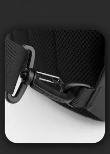 Detail von Drehhaken-Schnalle und Nylongurt am atmungsaktiven Brusttaschen-Rücken
