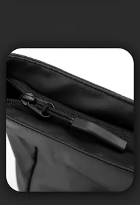 Détail macro du tissu en nylon durable et de la fermeture éclair du sac à dos noir