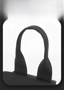 Nahaufnahme des strapazierfähigen Nylon-Tragegriffs an einer schwarzen Brusttasche