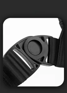 Dettaglio della fibbia in plastica nera e della tracolla in nylon della borsa nera