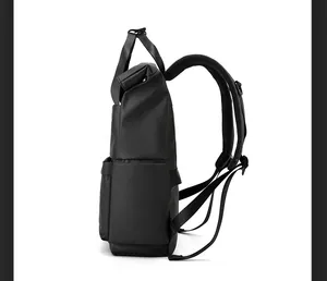 Vue latérale du sac à dos noir à fermeture roulée avec tissu imperméable et matelassé