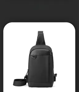 Detail der wasserdichten Herren-Brusttasche mit Kohlefaserstruktur und Tragegurt