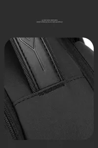 Detalle macro de la tela de alta densidad y el logo de cuero grabado en la mochila negra