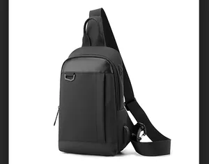 Detail der wasserdichten Herren Brusttasche mit USB-Anschluss und Carbon-Textur
