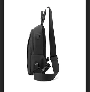 Detail der wasserdichten Brusttasche mit USB-Ladeanschluss und atmungsaktivem Mesh-Rücken