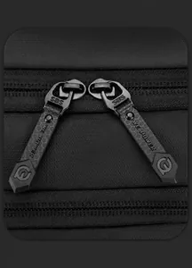 Vista macro del cierre de doble cremallera SBS en mochila de nailon negro resistente