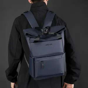 Sac à dos enroulable bleu marine étanche pour voyage et ordinateur porté par modèle
